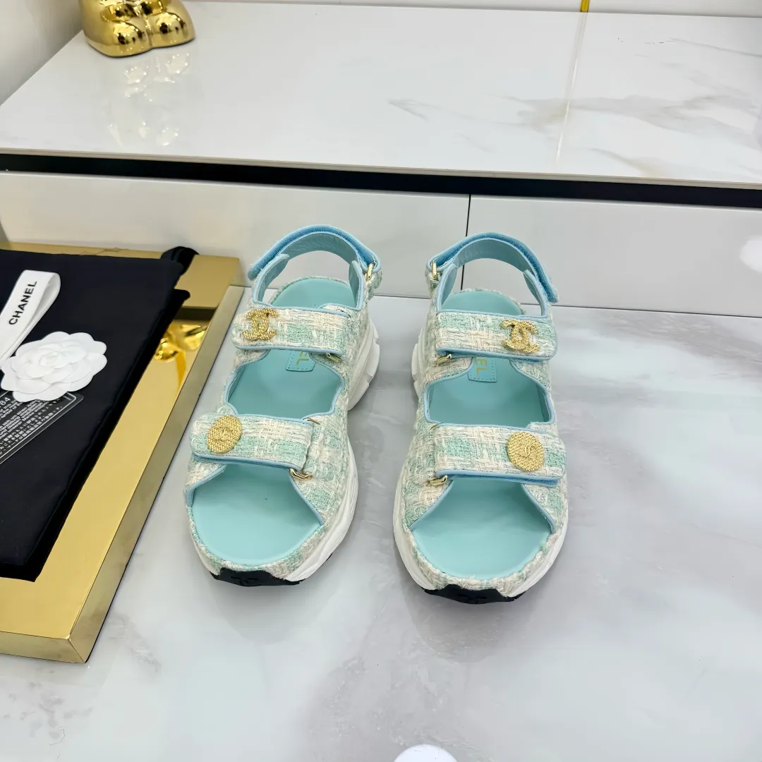 👟👟Ex-factory price 640👟👟 Top version... Chanel｜Chanel Xiaoxiang Velcro Beach Slippers Slippers Casual Beach Shoes 25ss Spring and Summer New Style! Beach shoes are a hit all over the internet! The latest model from the counter, I am still willing to buy it on my feet. It must be ranked among the most popular models. It is invincible in all seasons. Various bloggers and Internet celebrities can see the matching styles. Highly recommended. Pearlescent sheepskin upper, sheepskin lining, suede for feet. Original open-molded TPU outsole size: 35-40 (customized for 40 and 41). Full set of original packaging 👉 👉 👉